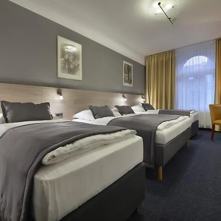 Hotel Season