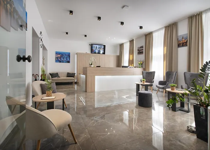 Hotel Season