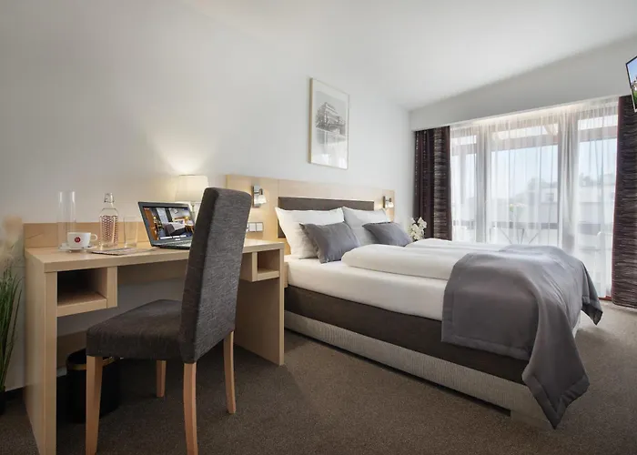 Hotel Season