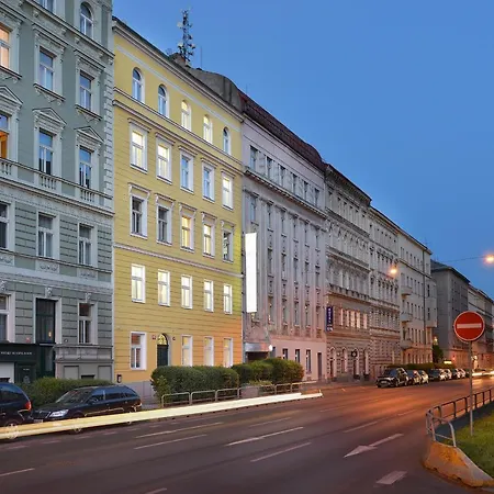 Season Hotel 4*