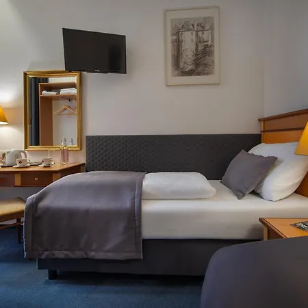 Hotel Season