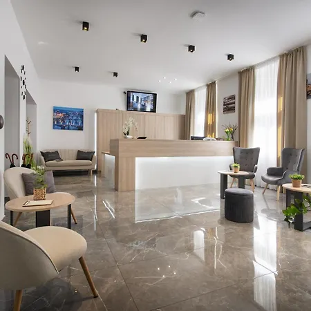 Hotel Season